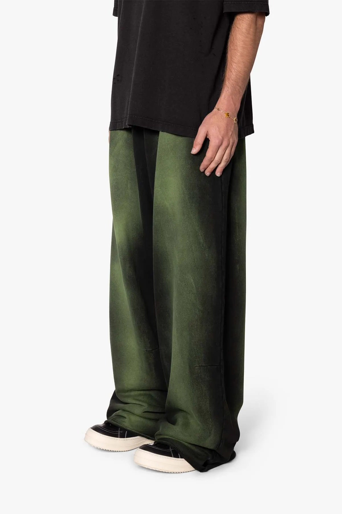 Sprayed Ultra Baggy Sweatpants - Olive/Black